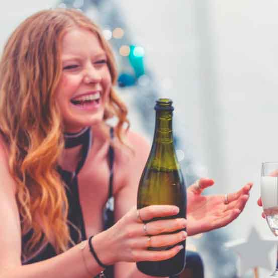 Leende tjej som är redo att spela Prosecco Pong.